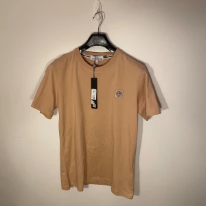 Ny Stone Island T-shirt med lappar kvar  - Använd utan defekter | storlek M | beige | självklart erbjuder vi endast äkta produkter CLG visas på sista bild | vid frågor kontakta privat |