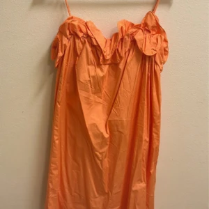 Orange volangklänning från H&M - Superfin orange klänning från H&M med volangdetaljer upptill. Nyskick med prislappen kvar! 🧡🧡