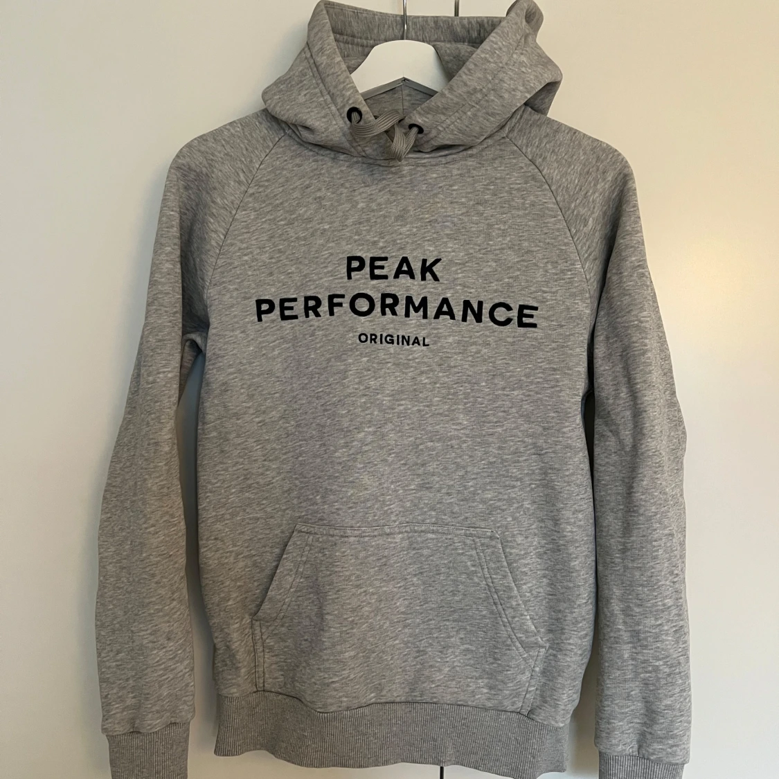 Grå hoodie från Peak Performance