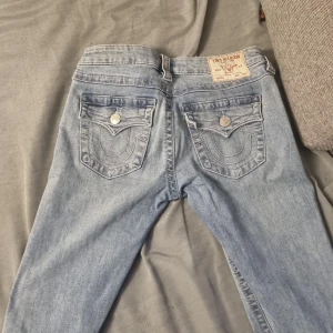 Ljusblå True Religion jeans Joey - Säljer ett par ljusblå True Religion 