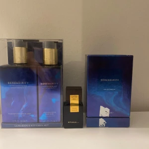 Serendipity Eau de Parfum Rituals - Exklusiv parfym från Rituals i serien Serendipity. Flaskan är djupblå med gulddetaljer och svart trälock, vilket ger en lyxig känsla. Parfymen kommer i en elegant förpackning och har en modern, stilren design som sticker ut på hyllan. Även ett modernt kökssett ifrån samma serie. Den stora parfymen är till tjej som inte går om att få tag i. Den lilla är till kille🫶🏻