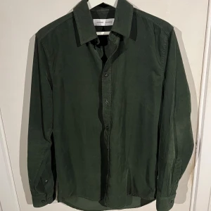 Samsøe Samsøe Manchesterskjorta/overshirt - Samsøe Samsøe Manchesterskjorta/overshirt i nyskick! Endast använd en handfull gånger. Köpt för 1200 kvitto finns.