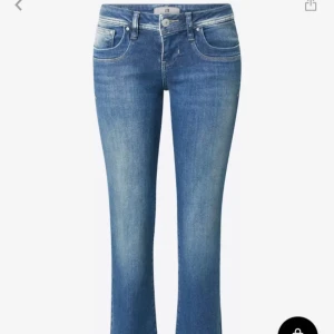 Ltb valeire jeans - Väldigt Lågmidjade jeans från Ltb som är utsvängda. Nästan slutsålt överallt och nypris 800kr. Storlek 28/30