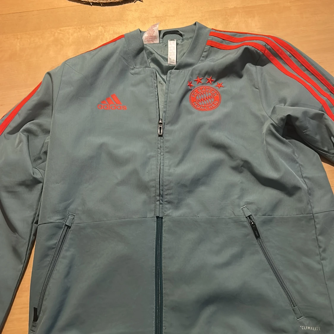 Adidas Bayern München vindjacka/ storlek 164 men passar till S också👍