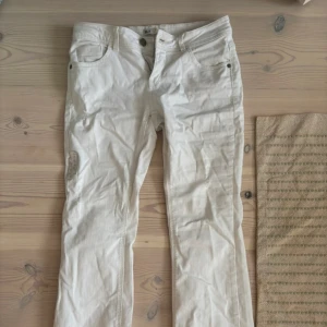 tvärsnygga vita  bootcut jeans   - Snygga vita jeans från Clockhouse med bootcut och slitningar på benen, är tyvärr pyttelite för korta för mig men älskar dom så mycket 💕
