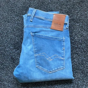 Replay Anbass ( sommarens färg ) - Replay Anbass, storlek w31, Använda endast 2 gånger så man kan säga de är helt nya, lägg bud eller köp direkt!!