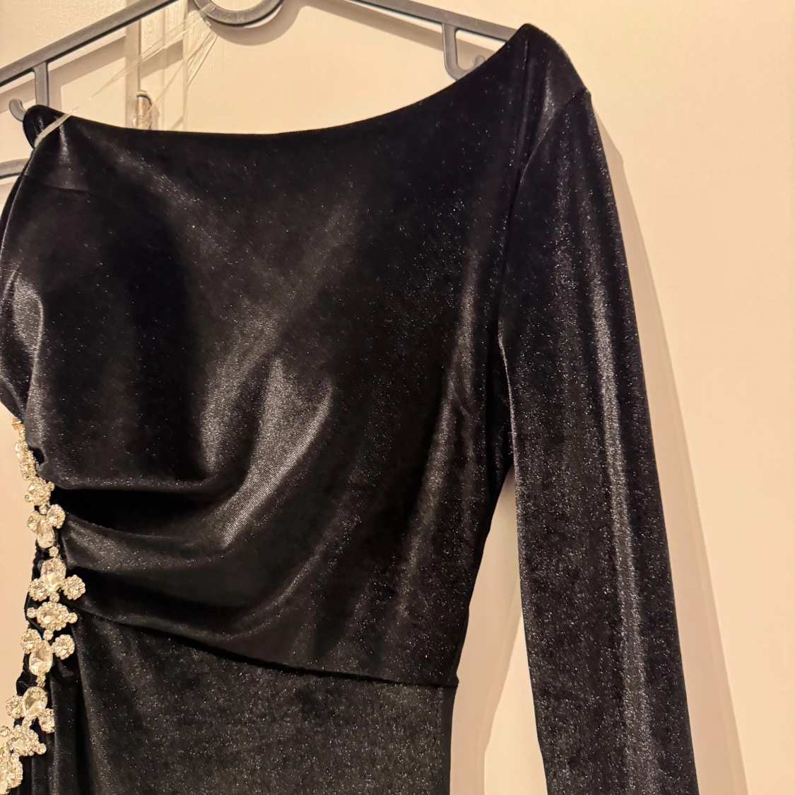 Svart sammetsklänning med strassdetaljer - 2