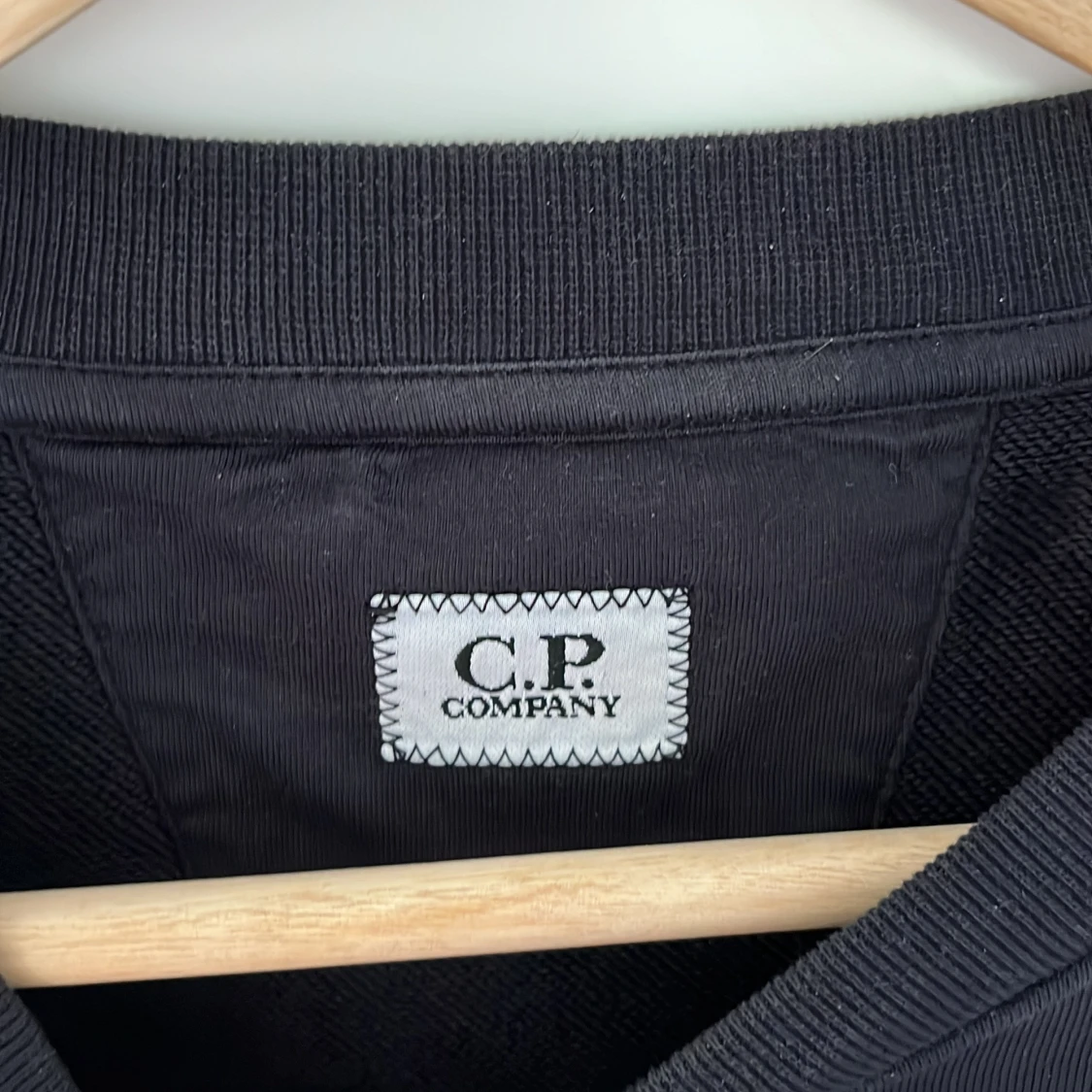 Mörkblå sweatshirt från C.P. Company - 1