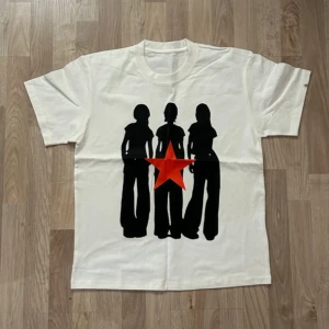 y2k tshirt med tryck  - Vit y2k t-shirt med coolt tryck. Klassisk passform och rund halsringning. Helt nytt skick, aldrig använd. Priset går att diskuteras vid snabb affär!🩷