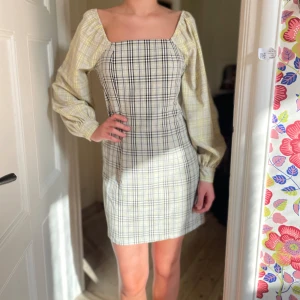 Rutig kortklänning med puffärmar - Superfin kort klänning med rutigt mönster storlek S/M