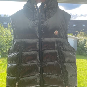 Moncler väst - Pris kan diskuteras!!! Storlek 5 (xl), riktigt fet moncler väst, väl behållen och utmärkt val till en väst för dom kyliga sommarkvällarna som kommer! Hör av er vid minsta lilla fundering
