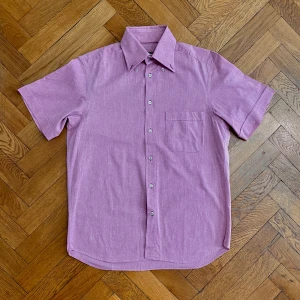 Rosa linnen kortärmad skjorta Paul Jackson, L - Kortärmad skjorta från Paul Jackson                         60% cotton/40% linen  Storlek XL          Measurements:                                                         Shoulders 50cm Sleeves 26cm Armpits 58cm Length 80cm 