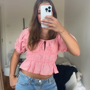 Rosa volangblus  - Supersöt rosa blus från H&M i storlek S med puffärmar, volangkant nertill och smockad midja. Den är helt ny och endast testad🌸