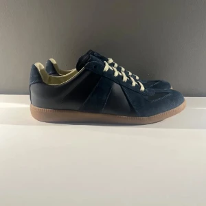 Maison Margiela GATS  - Maison Margiela GATS i storlek 43, bra skick; 9/10. Dustbags tillkommer! Skriv vid frågor och funderingar!