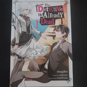 The Detective Is Already Dead Vol. 1 - En spännande manga om Kimihiko, en vanlig high school-elev som blir assistent åt den coola detektiven Siesta. Efter hennes död tar äventyret en ny vändning. Perfekt för dig som gillar mysterier, action och snygg anime-stil!