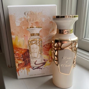 Crème of Clouds Eau de Parfum - Helt ny 100 ml Creme of Clouds parfym. Kommer med förpackning. Perfekt för gourmand älskare!! 🥮🍨🥛🥥 Toppnot: Vanilj – en varm och inbjudande öppning som väcker sinnena. Hjärtnoter: Vispgrädde och Dulce De Leche – dessa krämiga och söta toner ger en mjuk och dekadent känsla. Basnot: Bränt socker – den perfekta avslutningen som lämnar en långvarig och minnesvärd doft.