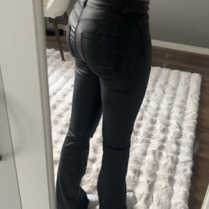 Svarta skinnbyxor från ONLY - Säljer dessa slutsålda svarta skinn byxor från ONLY i strl xs/32. Andvända en gång säljer pågrund av att jag inte andvänder dem! Jätte bra skick💕