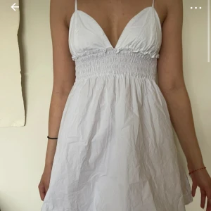 söt vit klänning - Jättefin klänning! Bilderna är tagna från tjejen jag köpte av på vinted 💕 Använd en gång efter att ha köpt den, men den är för liten för mig! Jätteeeefint skick