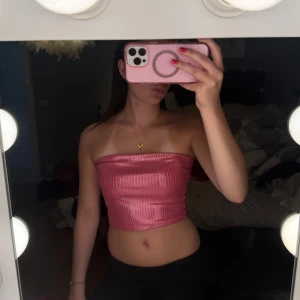 Rosa topp - Skit snygg rosa topp från monki tror jag (har klippt bort lappen)💕💕endast använd en gång