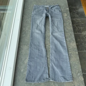 Lågmidjade jeans y2k - Så snygga jeans som tyvärr inte passar mig och har därför ingen bild på! Midjemått tvärsöver: 38-39cm Midjehöjd: 18cm Inerbens längd: 83cm💕