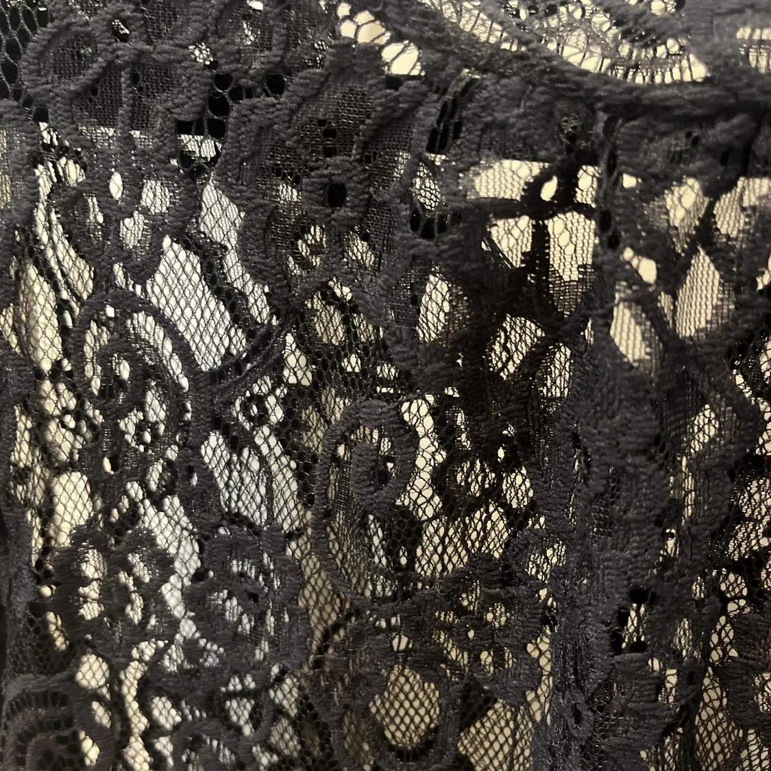 Svart spetsblus med lång ärm - 1