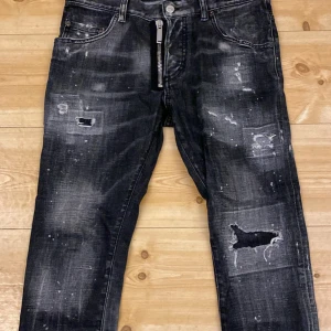 DSQUARED2 jeans - DSQUARED2 byxor knappt använda som nya Äkta köpa UM ny pris 5900kr