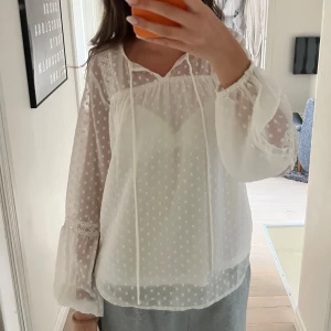 Vit blus - Säljer en jättefin blus med snöre och massa spetsdetaljer från VILA 💕inte kommit till användning