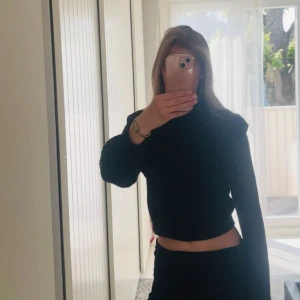 Svart stickad tröja från Hm Divided - Svart, grovstickad tröja från Divided med hög krage och långa ärmar. Tröjan har markerade axlar och passar perfekt till jeans eller kjol. 