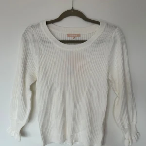 Ribbad tröja  - Ribbstickad tröja i vit från Soft Rebels. Helt oanvänd med prislappen kvar💞 i stolen S. Ordinarie pris 599 kr 💞