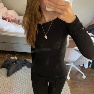 Svart intimissimi tröja - En svart intimissimi tröja med lite skador på båda ärmarna vilken kan synas i bild 4/5 den är i annars bra skick men väldigt väl använd skriv om ni har nå frågor!💕