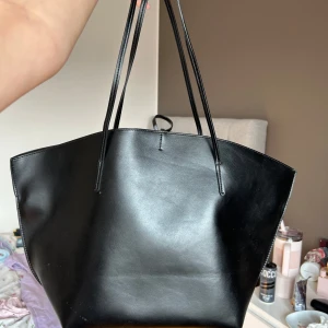 Svart handväska från Mango - Stor väska från Mango 💞 använd endast 1 gång. Köpt på zalando för 399 kr 💞perfekt för skolan och rymmer mycket 