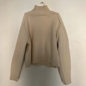 Beige tröja  - Jätte fin storlek M men rekommenderar för storlek S då den är kort i passformen, aldrig använt 