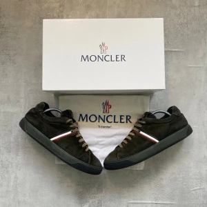 Mörkgröna moncler skor  - Säljer ett par feta Moncler skor | allt og  tillkommer | skicket på skorna är 8/10 | storlek 43 | ny pris 7000: mitt pris är 1499| skriv vid frågor och funderingar  