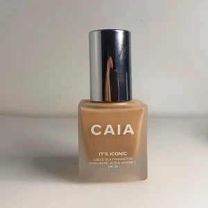 CAIA It's Iconic Foundation 3C - Säljer min It’s Iconic Foundation från Caia Cosmetics i nyansen 3C. Endast använd ett fåtal gånger – säljes då nyansen tyvärr inte passade min hudton.  🧴 Nästan full (se bild) 🧼 Förvarad torrt och svalt, hygieniskt använd 🛍️ Nypris: 295 kr hos Caia 💸 Mitt pris: 200 kr