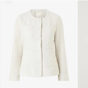 Vit kavaj från Ellos Collection - Snygg vit kavaj med figurnära passform från Ellos Collection. Kavajen har strukturerat tyg, rund halsringning och fyra stora fickor framtill. Stängs med klädda knappar för en clean look. Perfekt att styla med jeans eller kjol. Från 799kr --> 250 (aldrig använt)