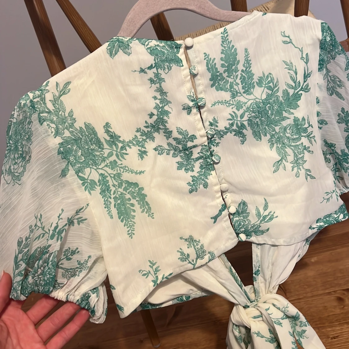 Vit och grön blommig omlottklänning - 2