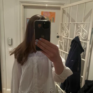 Blus med broderier från Zara - Så himla fin blus från Zara med blommiga broderier i nederkanten! Blusen är i storlek 164 men passar även mig som oftast har S! 