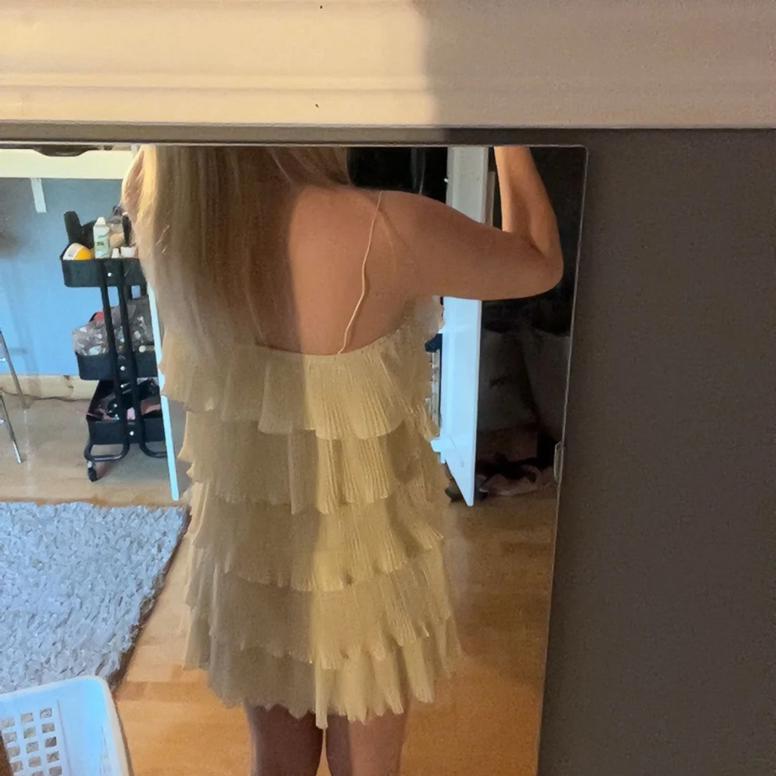 Champagnefärgad volangklänning - 2