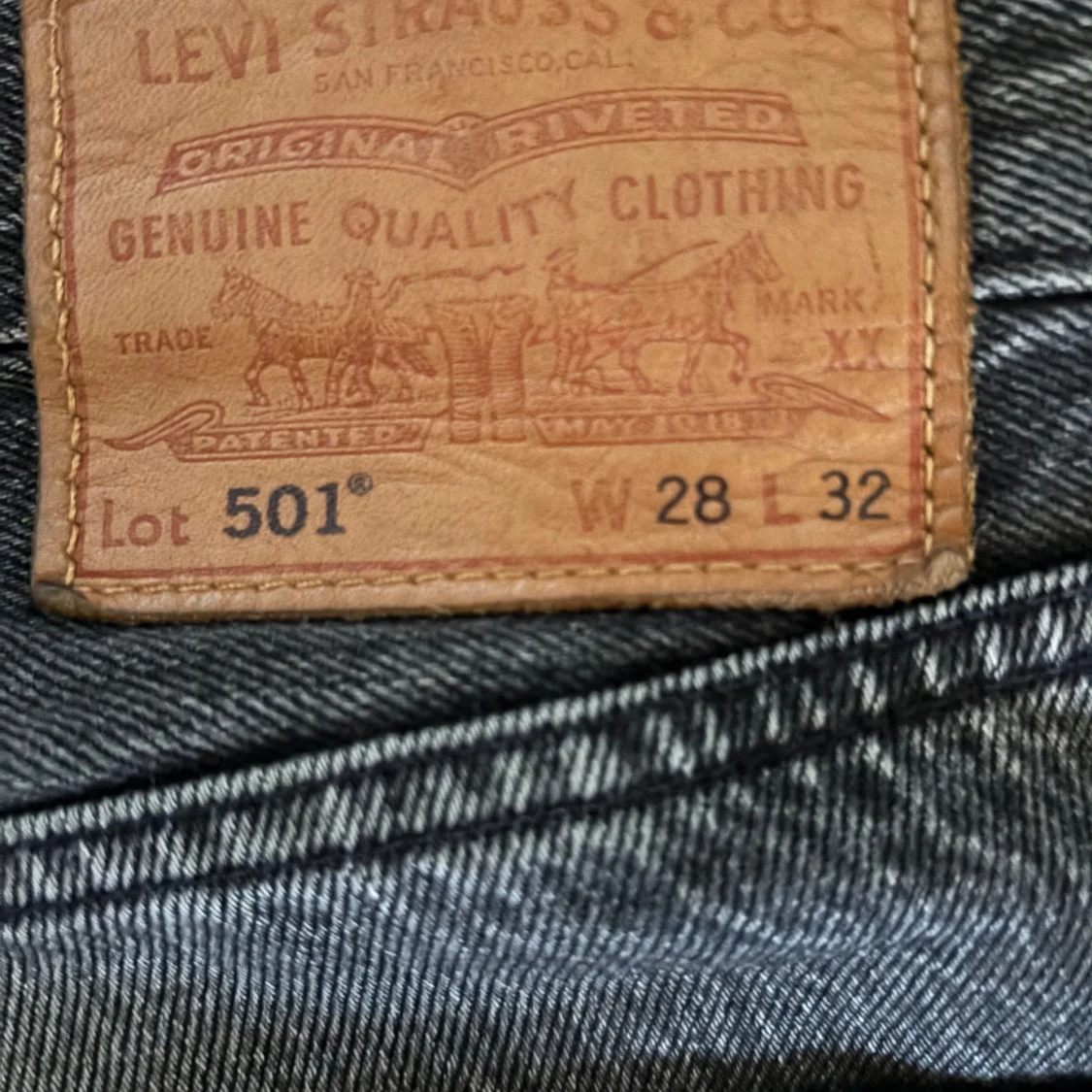 Levi's 501 gråa jeans W28 L32 - 2