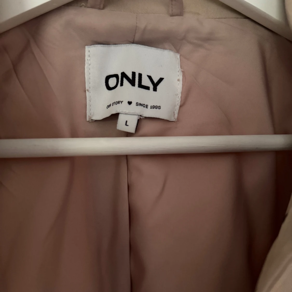 Beige rock från ONLY i storlek L - 1