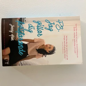 P.S. Jag gillar dig fortfarande - Följ med på Lara Jeans fortsatta kärleksresa i denna charmiga och varma ungdomsroman. Perfekt för dig som gillar romantik, vänskap och drama i high school-miljö. En uppföljare som garanterat ger feelgood-känsla! Inga defekter eller tecken på användning. 