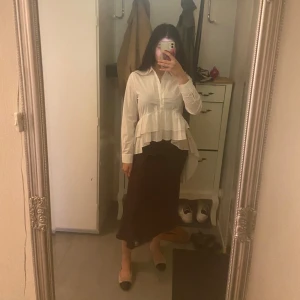 Skjorta  - Säljer den här sjukt fina skjortan för bara 200kr och den är köpt för 400kr från Zara. Den säljs inte längre på Zara och har aldrig haft på mig den och prislappen är fortfarande på. Den är en sjukt fin och unik skjorta som faktiskt är annorlunda än alla andra skjortor. Den är i storlek S 