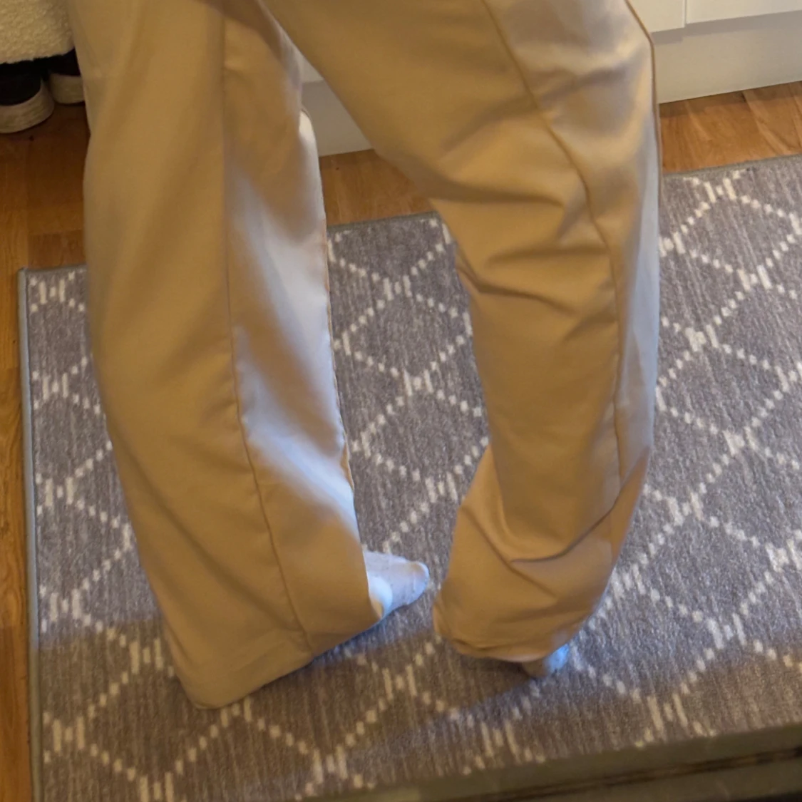 Beiga wide kostymbyxor med pressveck - 1