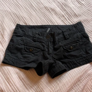 low waist jeansshorts - lågmidjade svarta jeansshorts, 37,5 cm i rakt över🌟 kontakta mig gällande frågor✌🏼