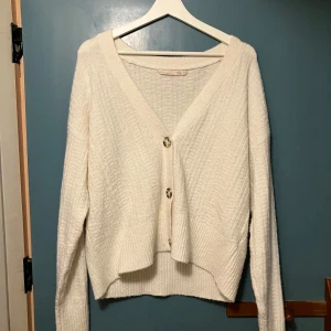 Vit kofta från Lager157 med knappar - Mysig vit kofta från Lager157 storlek M.