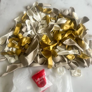 Ballongbåge ballonger 🎈  - Denna fantastiska ballongbåge blir definitivt festens mittpunkt och kan exempelvis monteras upp över dessertbordet eller en båge som bakgrund😍  Färg;  Vit, Grå/silver, Guld Alla delar som behövs för att sätta ihop bågen medföljer.