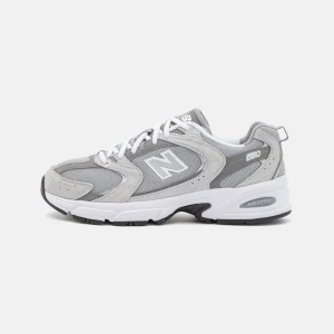 Grå New Balance 530 sneakers - Säljer ett par grå New Balance 530 sneakers. Enbart testade. Säljer pga fel storlek 