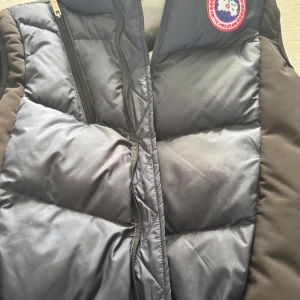  Canada Goose väst - Säljer min canada goose väst som är perfekta nu till sommaren på nätterna🏖️ | Garanterat att du får alla brudar när du använder dom | Helt ny storlek s skriv vid frågor 🙌 |