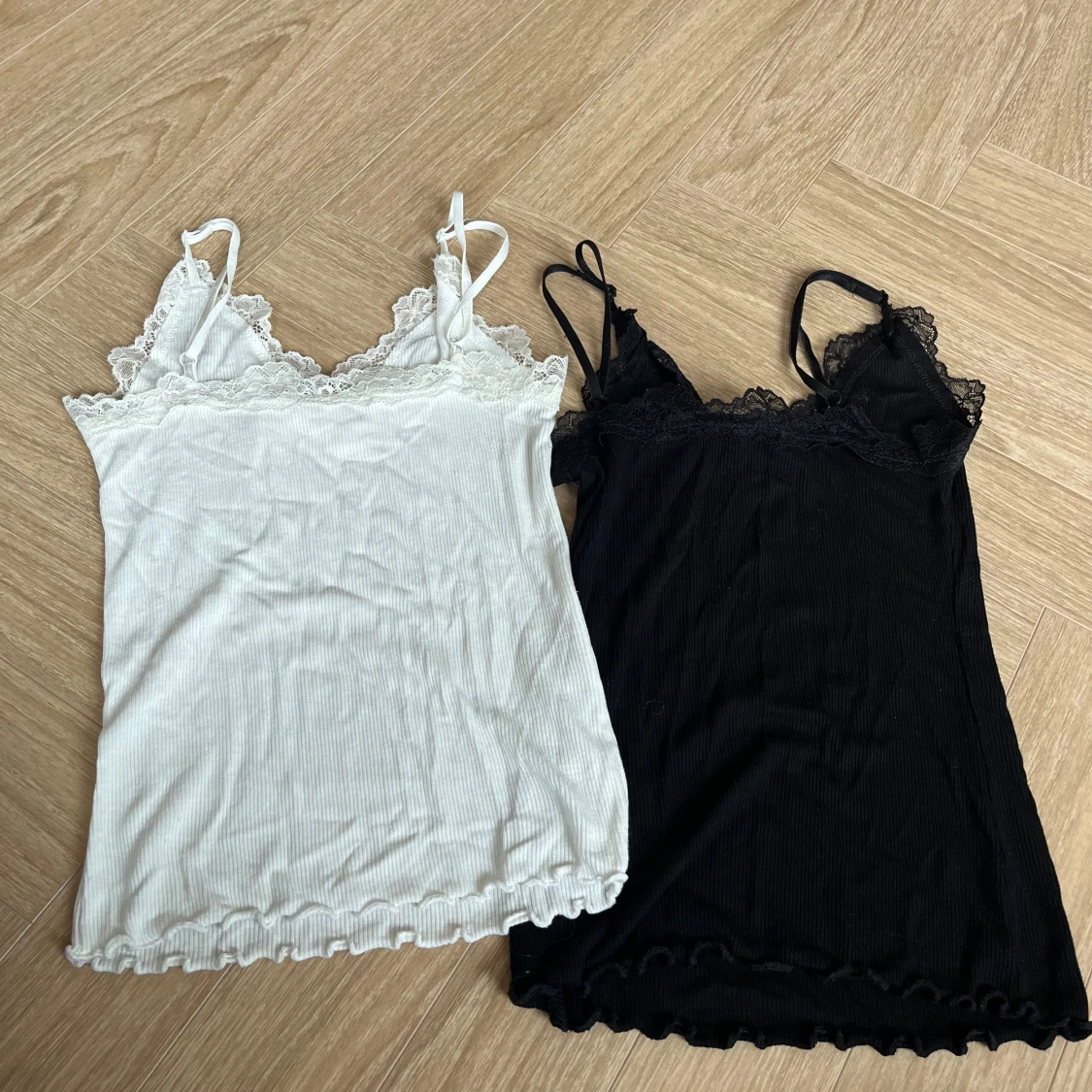 2 ribbade spetslinnentoppar Amisu XXS