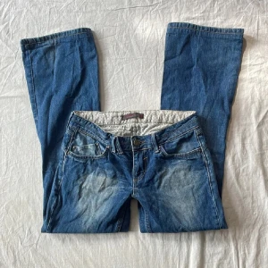 Lågmidjade jeans - Bra skick! Lite urtvättade (materialet tunnare) mått: Midjemått 37,5, Grenhöjd 19, Benöppning 22, Innerbenslängd 72cm 💗 Har inga bilder på då de är för små